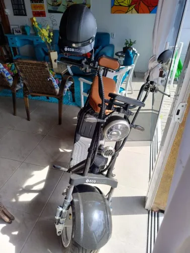 Vendo Scooter Elétrica X11 na cor azul, seminova e com pouquíssimo tempo de uso.