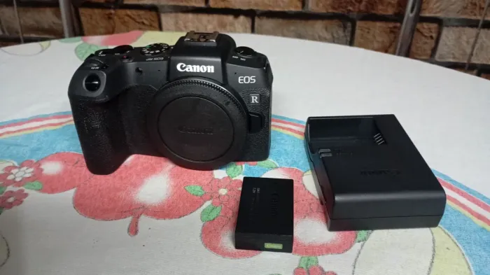 Câmera Canon RP - Somente corpo