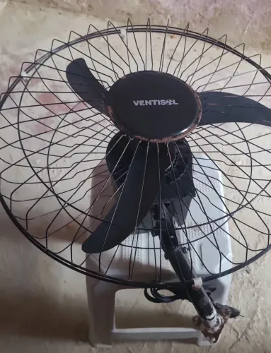 Semi-novo , ventilador de parede.
