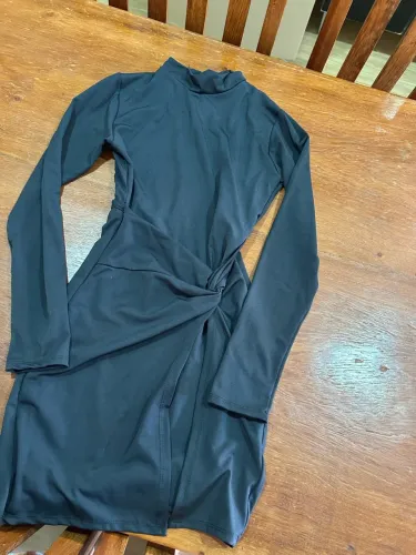 Vestido tubinho, com nó na frente, e costas com decote