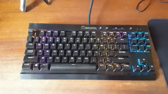 Teclado Mecânico Corsair K65 LUX RGB (USADO)