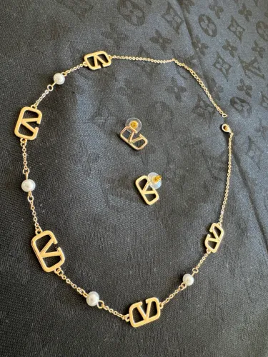 Conjunto colar e brinco dourados Virgínia com pérolas Valentino garavani