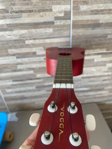 Vendo ukulele usado com algumas marcas de uso