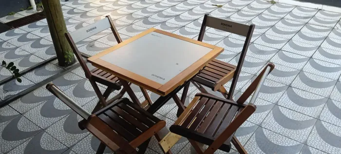 2 jogos de 4 cadeiras e uma mesa