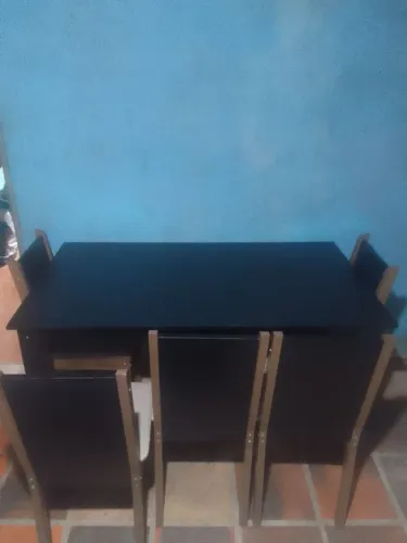Vendo essa mesa de 5 cadeiras inteirinha bem Boa só buscar em Canoas não entrego