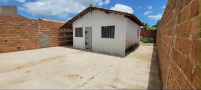 Vendo casa com quintal muito espaçosa