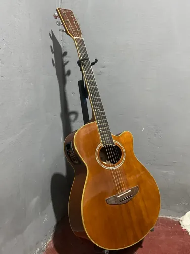 Violão Tagima elétrico funcionando, apenas com defeito na caixa da bateria.