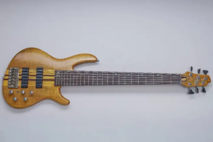 Baixo Cort Artisan A6 6 cordas com captação bartolini e circuito TB Tech Prodigy