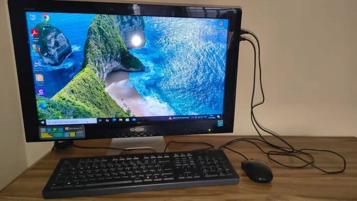 Computador CCE All-in-One 24? Completo com Teclado e Mouse.