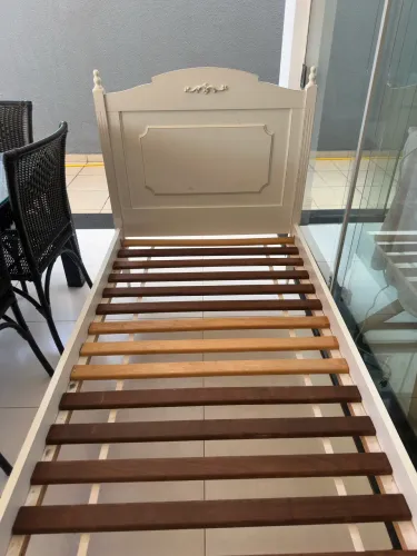 Cama de solteiro provençal branca 