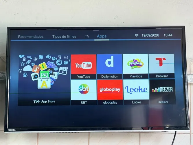 Smart thosiba full hd 32 polegadas c/ linha na tela