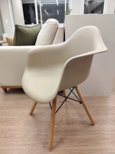 Cadeira Charles Eames Eiffel com Braços - Daw - Nude - Bege - Madeira Clara
