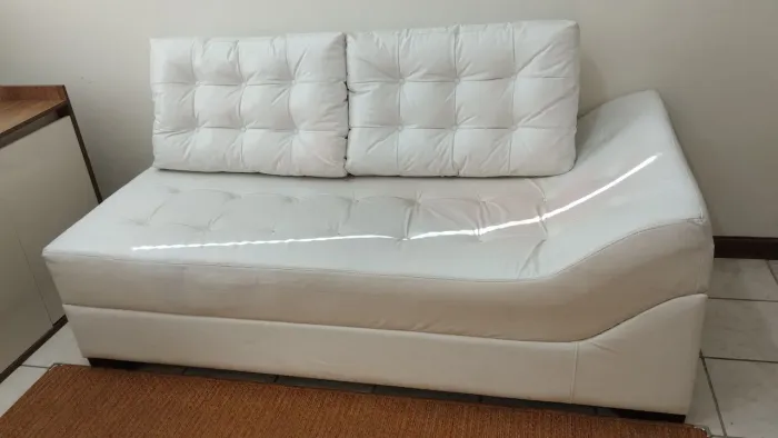 Sofá Divã Recamier Branco em Couro Sintético - 1,85m x 0,90m