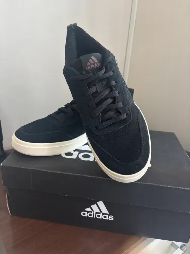 Tênis adidas masculino legítimo nunca usado
