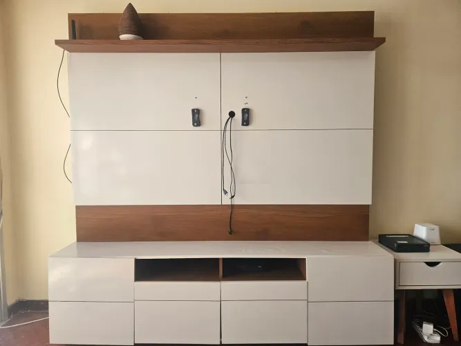 Painel para TV com Rack Planejado - Branco e Amadeirado - Excelente Estado
