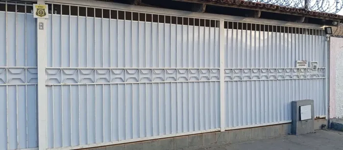 Placas para fechamento de portão.