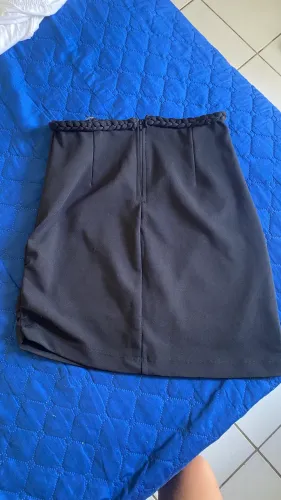 Saia preta com detalhe