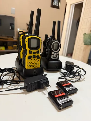 Rádios Comunicadores Motorola - Kit com 2 Unidades + Base Carregadora