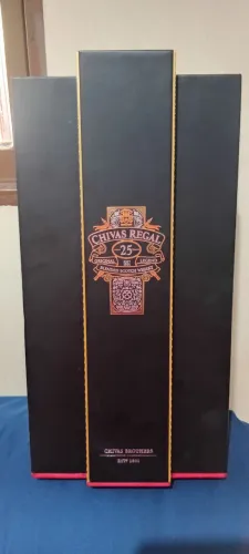 Vendo 2 Caixas Originais de Whisky - Chivas Regal 25 Anos + Royal Salute 21 Anos