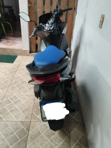 Honda Pcx Cinza com detalhes azul