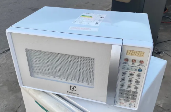 Microondas eletrolux semi novo