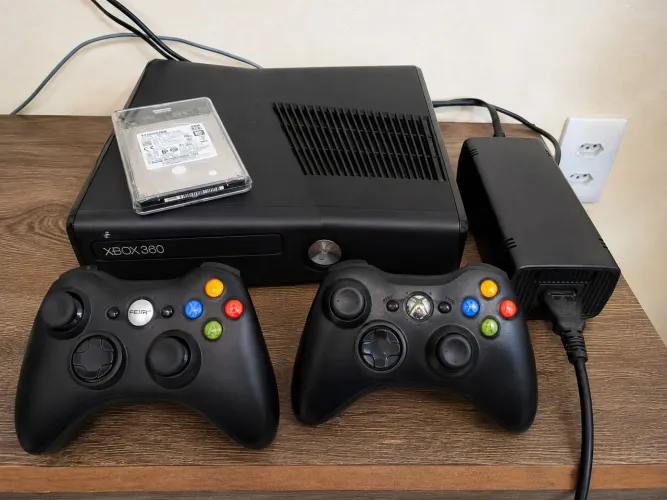 ? Xbox 360 Slim RGH Desbloqueado + 500GB + 73 Jogos + 2 Controles