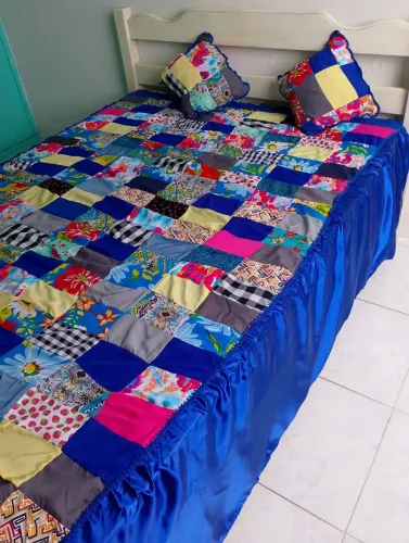 Colcha de retalho estampada para cama de casal com acabamento em crochê e babado de cetim