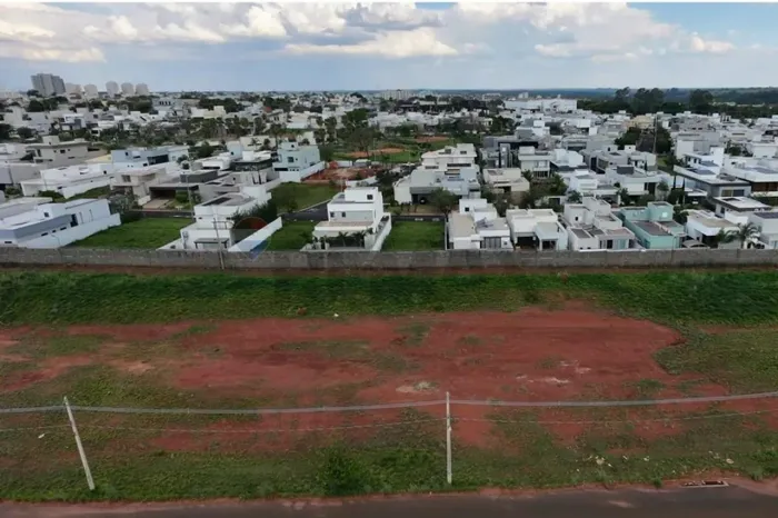 Terreno à venda no Condomínio Varanda Sul.
