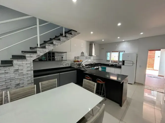 Casa Condomínio - Jardim Jacinto - Residencial Bosque dos Manacas - 190m² - 3 Dormitórios.