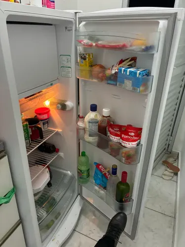 GELADEIRA SEMI NOVA R$ 800,00