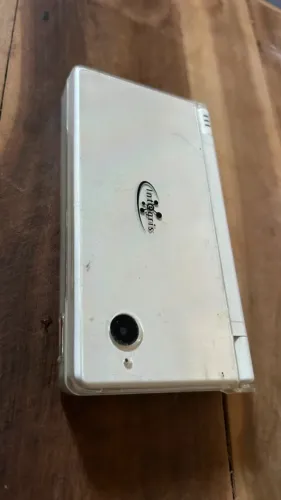 Nintendo DSi + R4 - Bordas levemente branqueadas