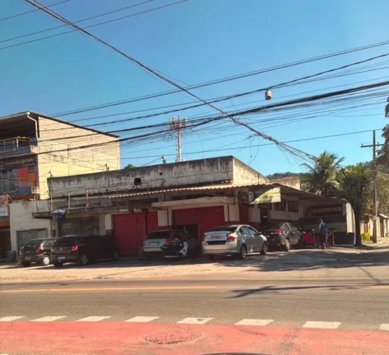 Lojão (250m2) de esquina na Avenida Central