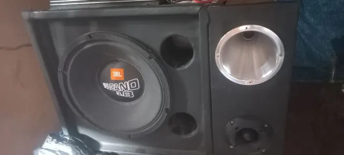 VENDO OU TROCO. ALTO FALANTE DE 15 NÃO E VULCANO,  NÃO TEM NOME, FUNCIONA PERFEITAMENTE 