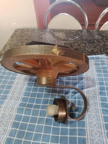 ARANDELA RÚSTICA RODA MADEIRA MACIÇA 32CM C/ BOCAL