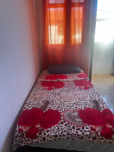 Quarto com cama e guarda roupa