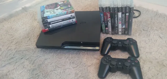 Ps3 com controles e jogos