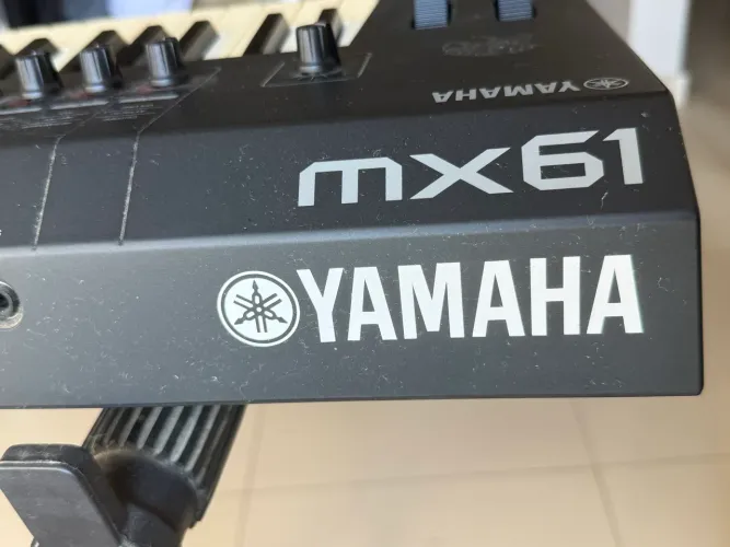 Teclado Yamaha MX61+ caixa e tripé