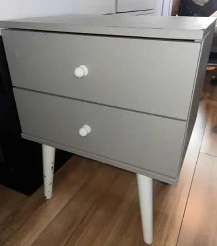 Mesa de cabeceira adesivada
