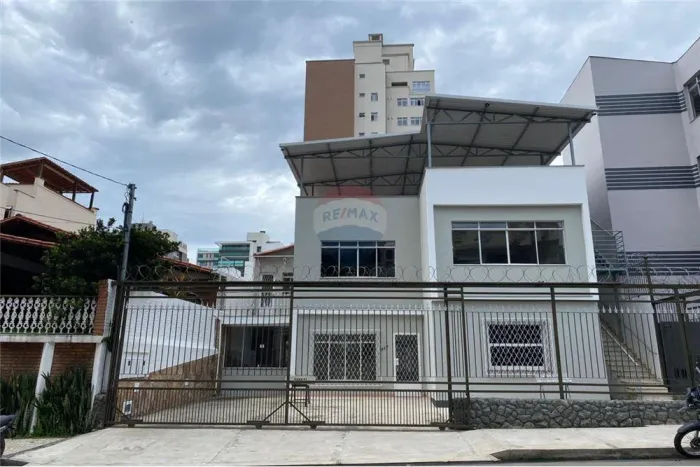 Casa comercial com aprox. 200m², Três pavimentos perfazendo um total de 500m² área constru