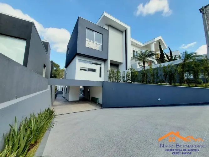 Casa com piscina e 4 suítes em Condomínio com segurança especializada!