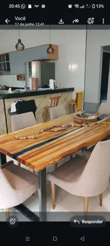 Mesa de madeira com resina