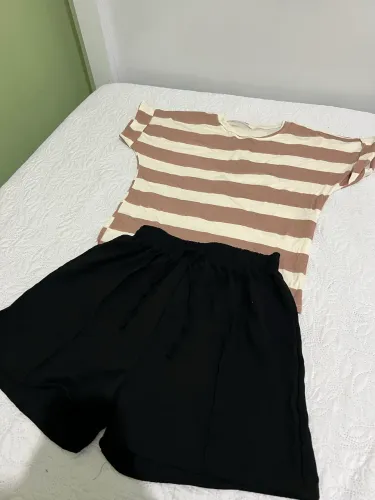 Conjunto blusa listrada nude e short básico preto? Nunca Usado