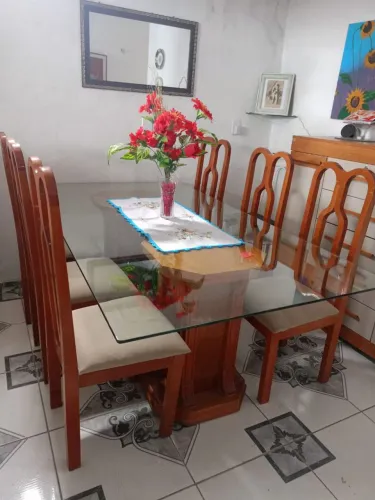 Mesa de sala de jantar de vidro, com 6 cadeiras.