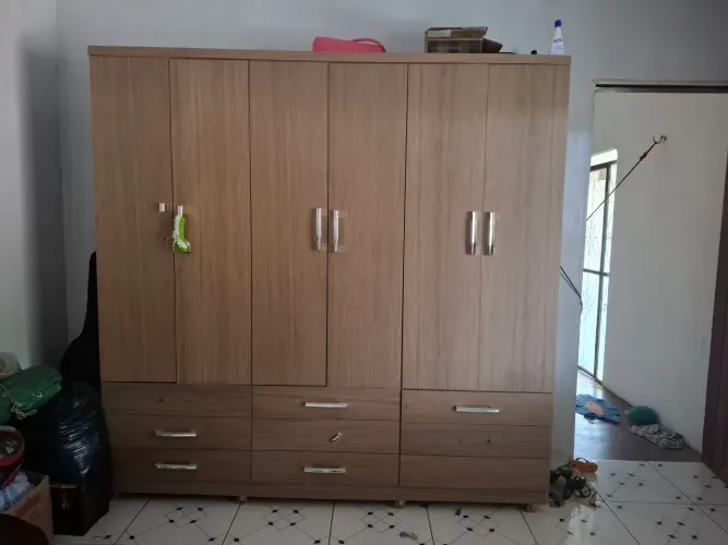 Vende se esse guarda roupa 6 portas