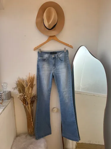 calça jeans da marca gatos e atos, tamanho 38