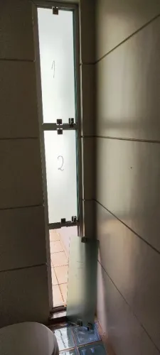 Esquadria de alumínio com vidro jateado, ótimo para banheiro.