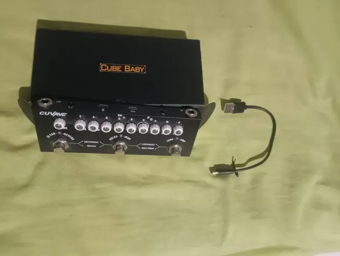 Pedal de efeito Cuvave Cube Baby preto