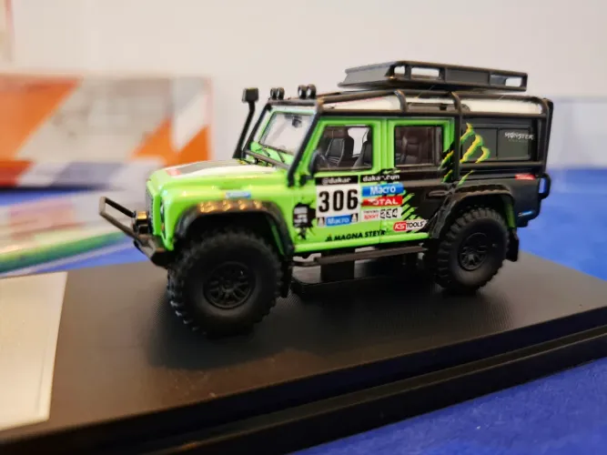 Miniatura Land Rover Defender 110 Monster 1:64 Espetacular!!!