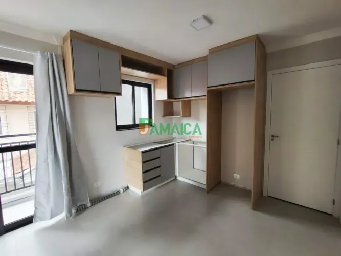 Apartamento semi-mobiliado com 30m² para locação na Rua Irineu Lissa no Capão da Imbuia -
