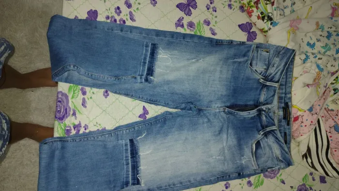 Calça jeans feminina azul clara com detalhes azuis escuros